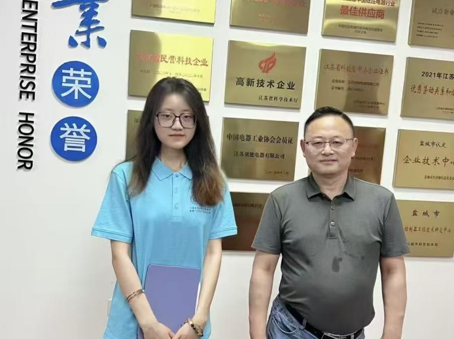 實踐隊員和創(chuàng)始人合影