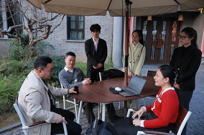 圖為會后團(tuán)隊成員與專家交流探討照