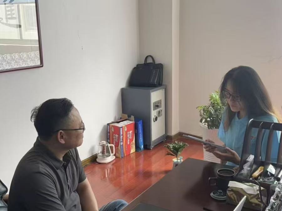 實踐隊員對創(chuàng)始人進行訪談